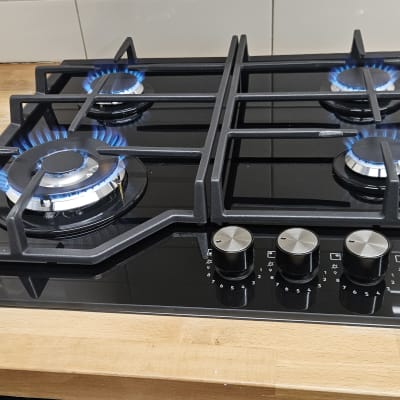 כיריים גז עם להבות כחולות במטבח ביתי