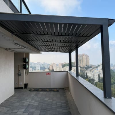פרגולה מאלומיניום על מרפסת עם נוף עירוני