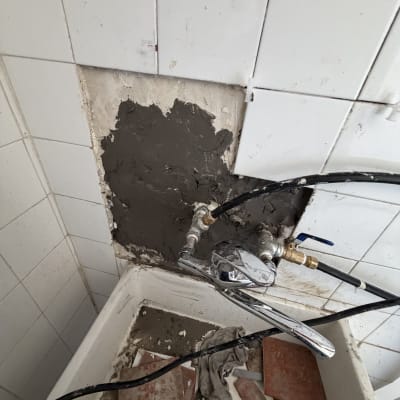 תיקון קיר עם אריחים וכלים סניטריים