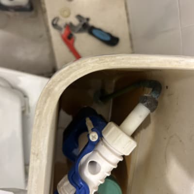 כלים וחלקים לתיקון אסלה בשירותים