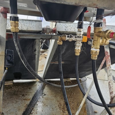 חיבורים וצינורות במערכת סולארית על גג