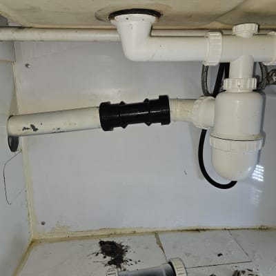 צנרת מתחת לכיור עם חיבורים ותיקונים