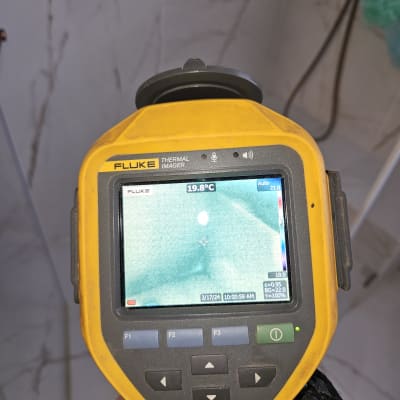 מצלמה תרמית מציגה טמפרטורה על מסך