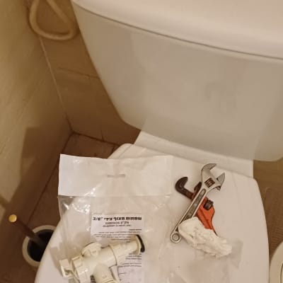חלפים וכלי עבודה להחלפת מנגנון ניאגרה גלויה ואסלה
