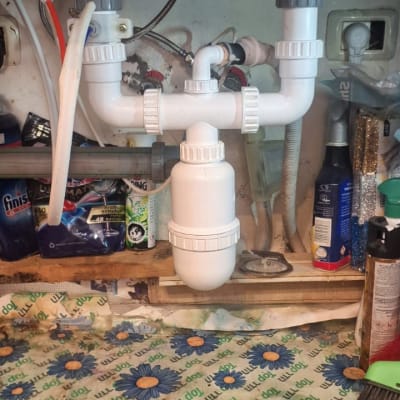 צנרת מתחת לכיור עם מחבר פלסטיק לבן