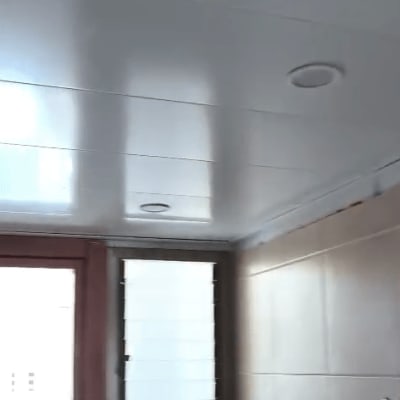 תקרה וחלון בחדר, ללא אנשים או טקסט