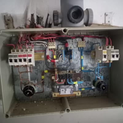 לוח חשמל עם חוטים ומפסקים חשמליים