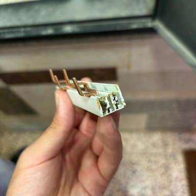 יד מחזיקה רכיב חשמלי עם חוטי נחושת