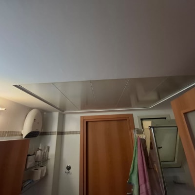 תקרה עם לוחות מתכת בחדר אמבטיה