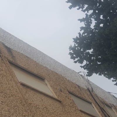 חוטים מחוברים לקיר בניין עם איטום גג