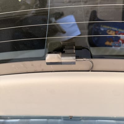 מצלמה מותקנת על חלון אחורי של רכב
