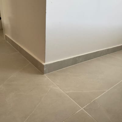 ריצוף חדש בפינת חדר עם קיר לבן