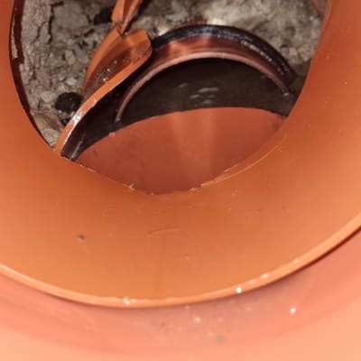 תמונה של צינור שבור עם לכלוך בפנים