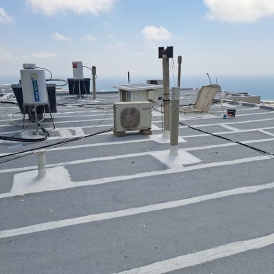 גג אטום עם חומרי איטום לבנים וציוד מיזוג אוויר