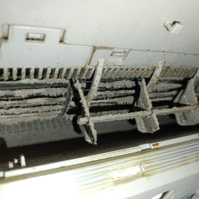 חלק פנימי של מזגן עם אבק ולכלוך