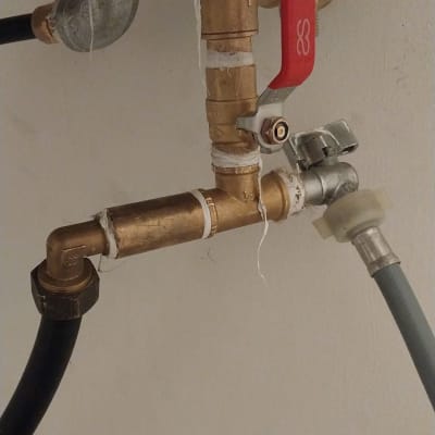 צינורות ומחברים עם ברז אדום