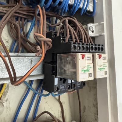 לוח חשמל עם חוטים וממסרים חשמליים