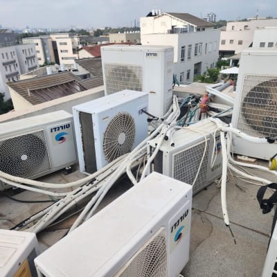 יחידות מיזוג אוויר על גג עם צינורות חשמל