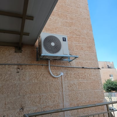 יחידת מיזוג אוויר מותקנת על קיר חיצוני