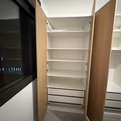 ארון פתוח עם מדפים ודלתות עץ