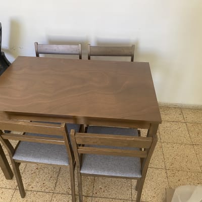 שולחן עץ עם כיסאות בחדר עבודה