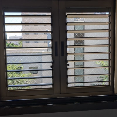 רשת על חלון למניעת כניסת יונים