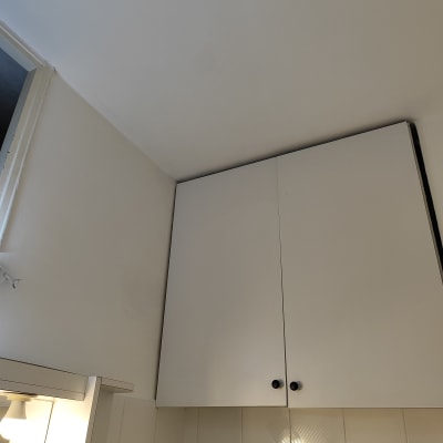 ארון מטבח לבן עם ידיות שחורות