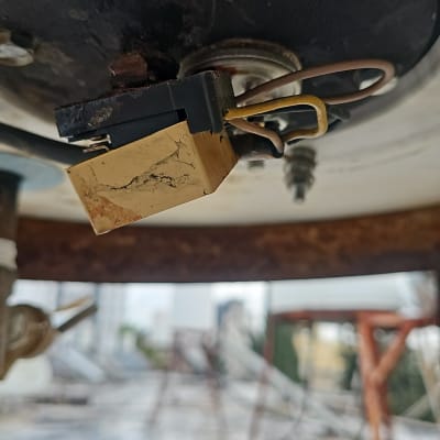 חוטי חשמל מחוברים למכשיר מתכת עם ברגים