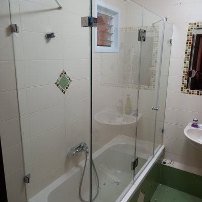 מקלחת עם דלתות זכוכית ואמבטיה