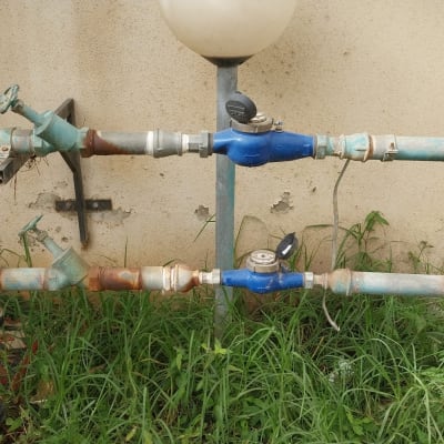 צנרת מים חלודה עם ברזים ומדי מים