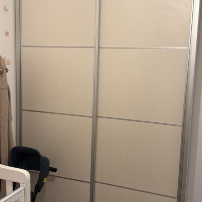 ארון הזזה עם דלתות בצבע בהיר ועגלה לידו