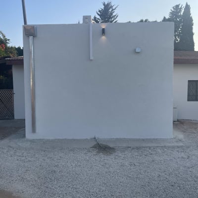 קיר חיצוני עם צינור מתכת ואור קיר