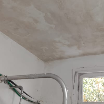 תקרה עם סימני רטיבות ועבודת תיקון