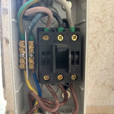 תיבת חיבורים חשמלית עם חוטים וצינורות