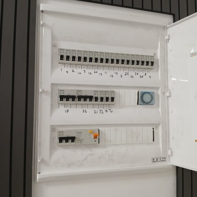 לוח חשמל עם מפסקים ומתגים שונים
