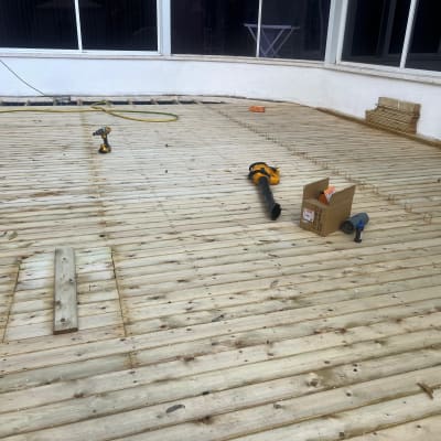 בניית דק עץ עם כלים וחומרים בשטח עבודה