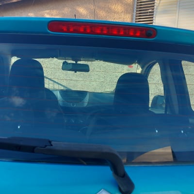 מכונית כחולה עם שמשה אחורית ומגבים