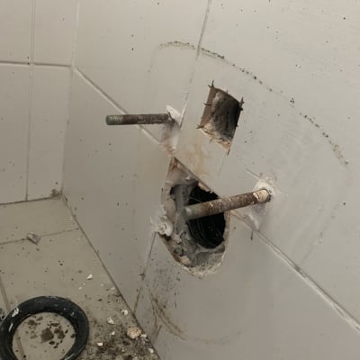 קיר עם חור וברגים, צינור חשוף