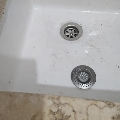 כיור עם ניקוז מתכת במטבח או חדר אמבטיה