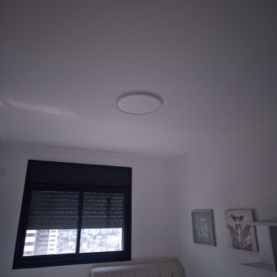 תאורה עגולה מותקנת בתקרה בחדר שינה