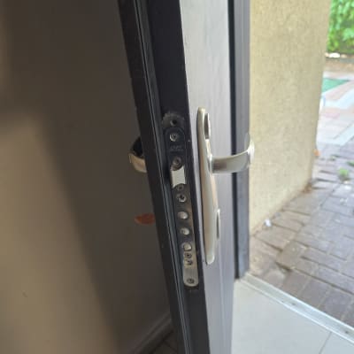 מנעול דלת פתוחה עם ידית כסופה