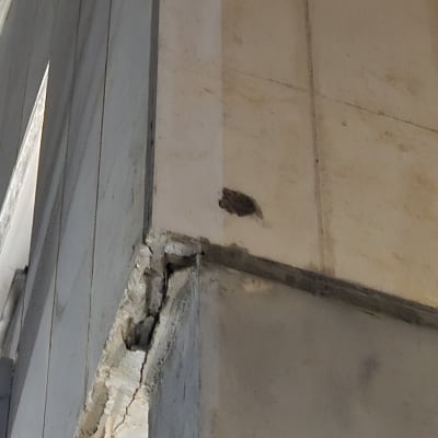 סדק בקיר עם סימני רטיבות ונזק