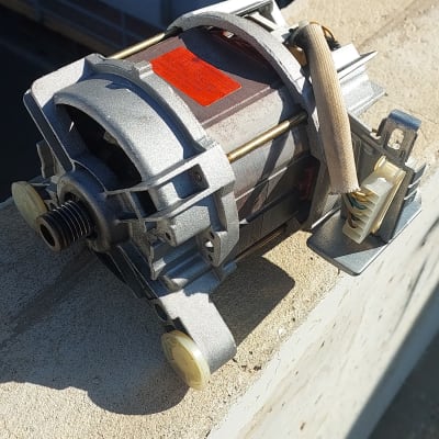 מנוע חשמלי עם חוטים ומחבר על משטח בטון