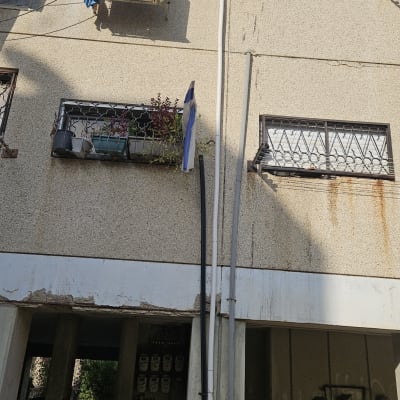 צינורות חיצוניים על קיר בניין עם מזגן