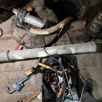 כלי עבודה וצינורות באתר עבודה של אינסטלציה