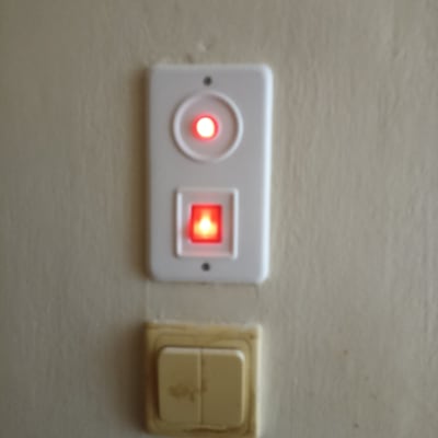 מתגי חשמל עם נורות חיווי על קיר