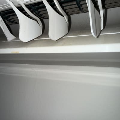 תריסי מזגן עם לכלוך קל עליהם