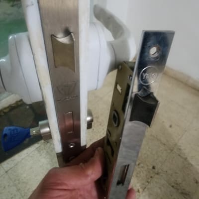 מנעול דלת עם ידית ומפתח כחול