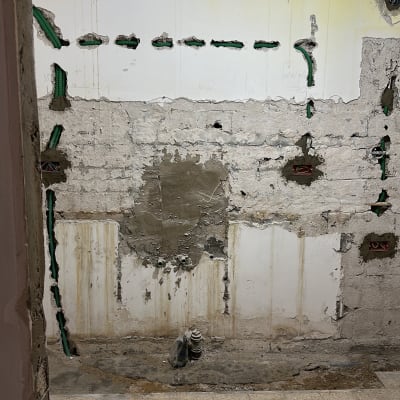 קירות עם חוטי חשמל חשופים ותאורה עליונה