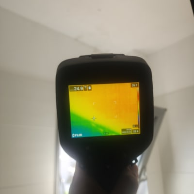 מצלמה תרמית מציגה הבדלי טמפרטורה על מסך